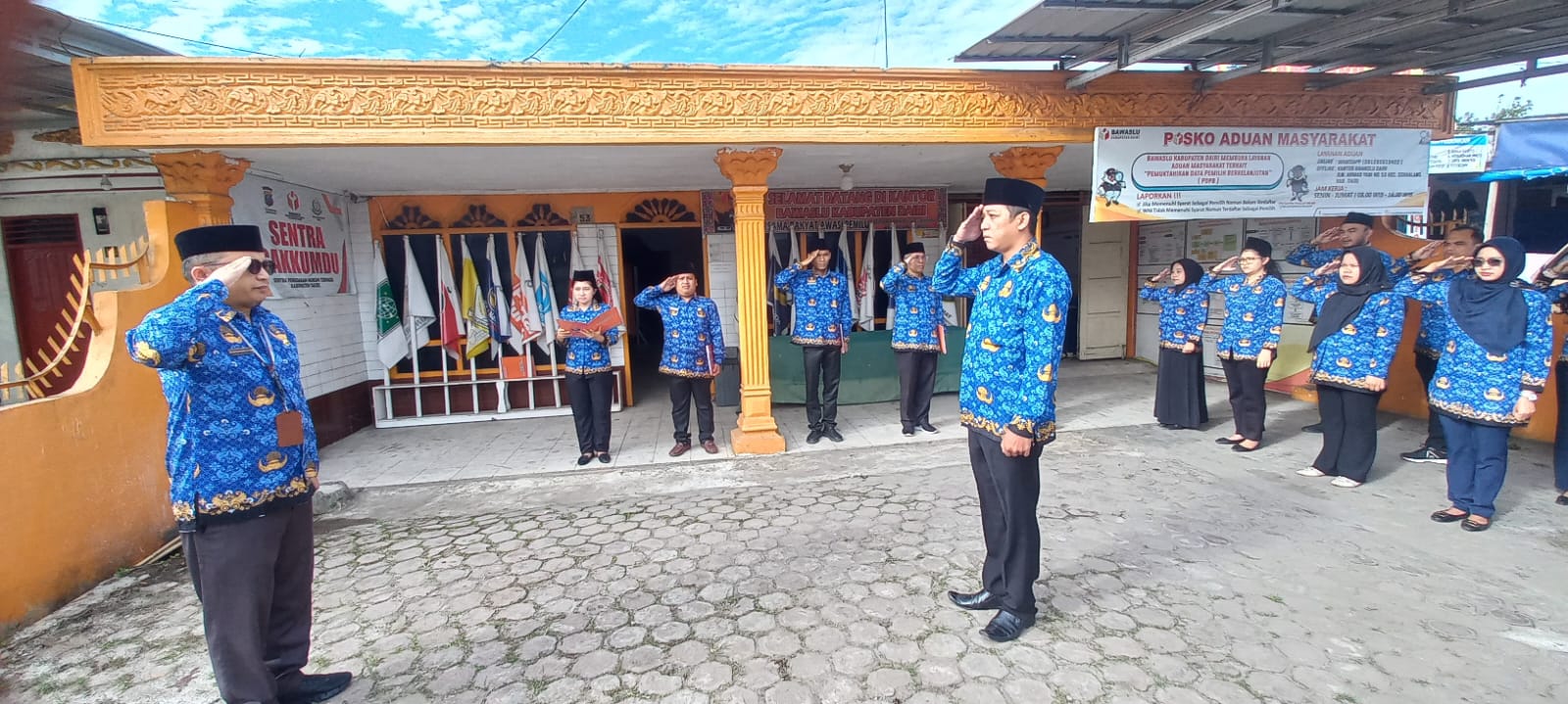 Koordinator Sekretariat Bawaslu Kabupaten Dairi, Selamat Bahagia Maha, S.Pd.I., M.Si., memimpin upacara peringatan Hari Sumpah Pemuda ke-97 Tahun 2025 di Bawaslu Kabupaten Dairi, Selasa (28/10/2025)