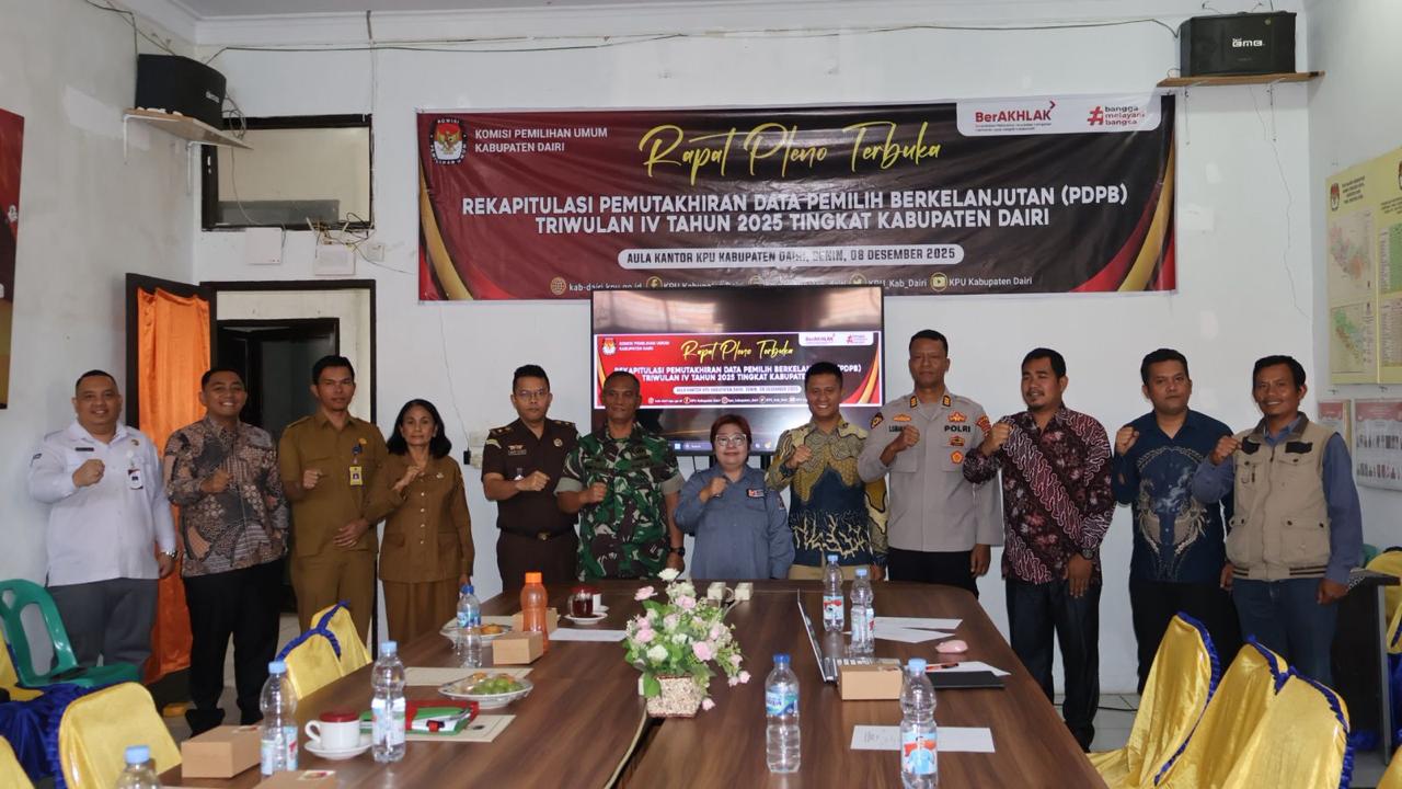 Foto bersama seluruh tamu undangan pada rapat pleno triwulan iv di kpu dairi