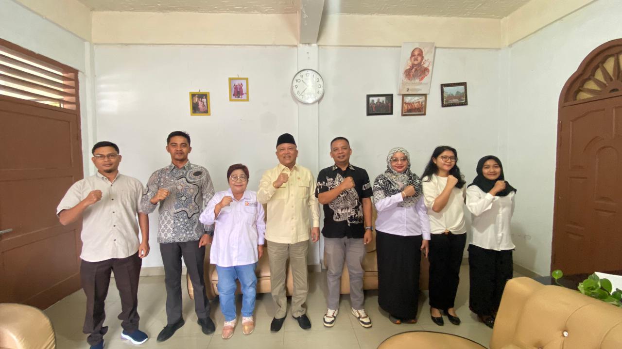 Foto bersama Bawaslu Kabupaten Dairi dengan DPRD Kabupaten Dairi
