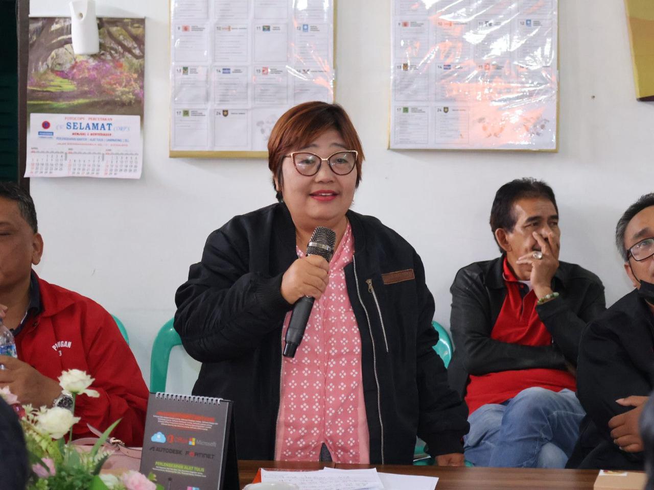 Lindawati Simanjuntak, selaku anggota bawaslu kabupaten dairi memberikan saran dan masukan dalam diskusi bersama.