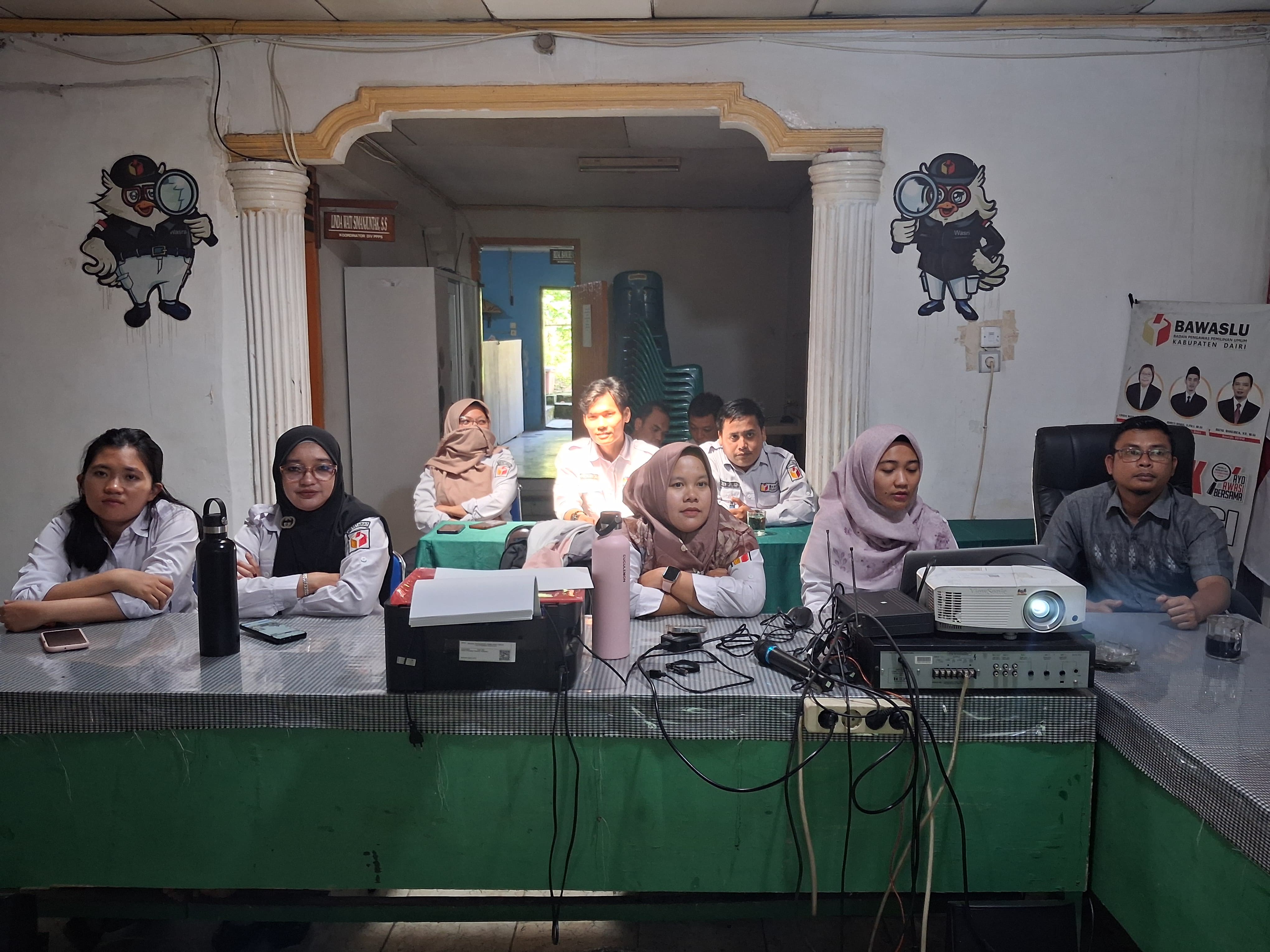 Sherly Atha Winanti selaku narasumber, memaparkan presentasi diskusi panel di Bawaslu Kabupaten Dairi
