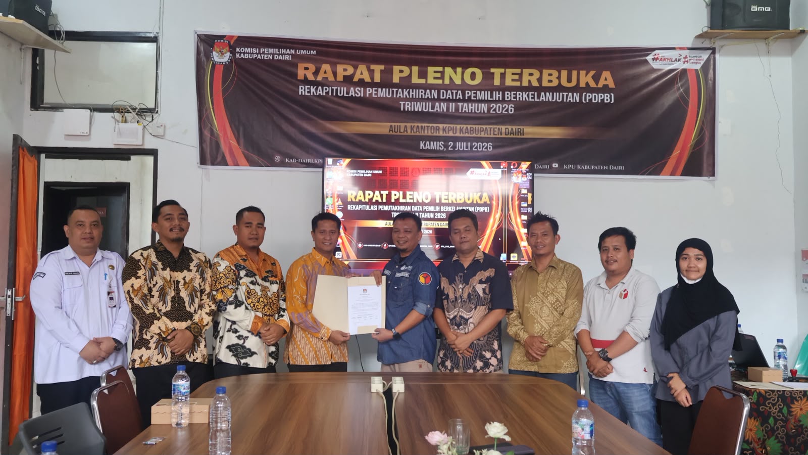 Foto bersama Bawaslu dairi dan KPU dairi