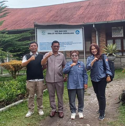 Foto Bersama Bawaslu dengan Kepala Sekola SMA Santo Petrus Sidikalang