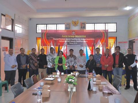 Berfoto bersama Bawaslu, KPU dan stakeholder lainnya