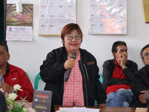 Lindawati Simanjuntak, selaku anggota bawaslu kabupaten dairi memberikan saran dan masukan dalam diskusi bersama.