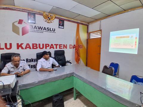 Mendengarkan diskusi panel