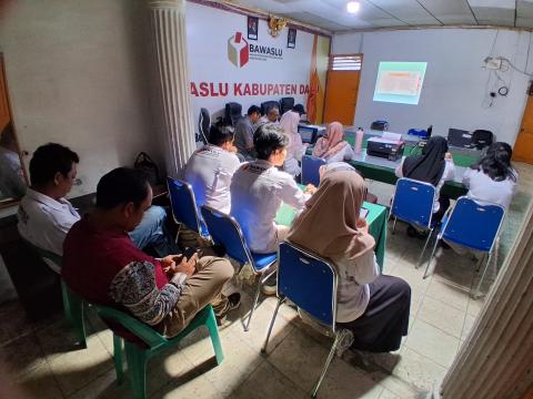 Seluruh staf bawaslu kabupaten dairi mendengarkan diskusi panel