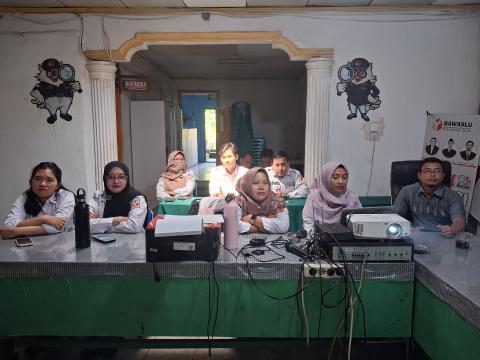 Sherly Atha Winanti selaku narasumber, memaparkan presentasi diskusi panel di Bawaslu Kabupaten Dairi