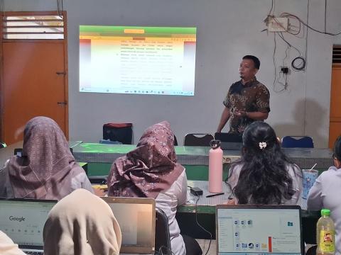 Pemaparan Diskusi Panel oleh Anggota Bawaslu Kabupaten Dairi