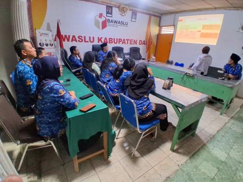 staf bawaslu mengikuti kegiatan diskusi panel