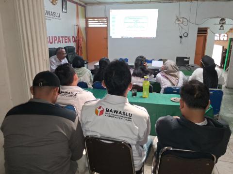 staf bawaslu mengikuti kegiatan diskusi panel