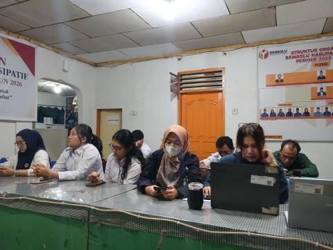 staf bawaslu mengikuti kegiatan diskusi panel