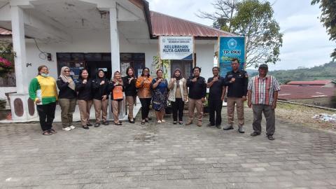 Foto Bersama di Kantor Kelurahan Kuta Gambir