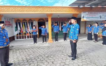 Koordinator Sekretariat Bawaslu Kabupaten Dairi, Selamat Bahagia Maha, S.Pd.I., M.Si., memimpin upacara peringatan Hari Sumpah Pemuda ke-97 Tahun 2025 di Bawaslu Kabupaten Dairi, Selasa (28/10/2025)