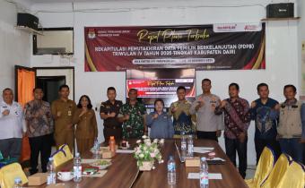 Foto bersama seluruh tamu undangan pada rapat pleno triwulan iv di kpu dairi