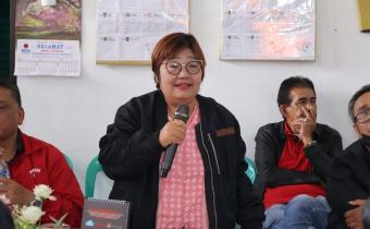 Lindawati Simanjuntak, selaku anggota bawaslu kabupaten dairi memberikan saran dan masukan dalam diskusi bersama.